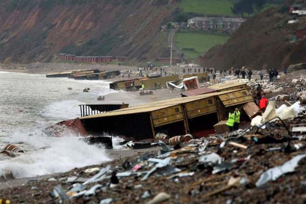 s960 Containers washed ashore from the MSC Napoli Credit Environment Agency